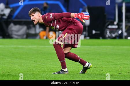 UEFA Champions League, Signal Iduna Park Dortmund, Bor. Dortmund vs Sporting Lissabon; Gregor Kobel. Foto Stock