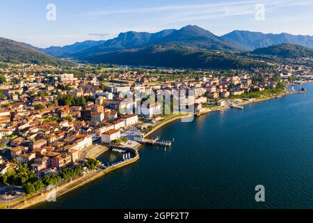 Veduta aerea di Luino, è un piccolo paese sulla riva del Lago maggiore in provincia di Varese Foto Stock