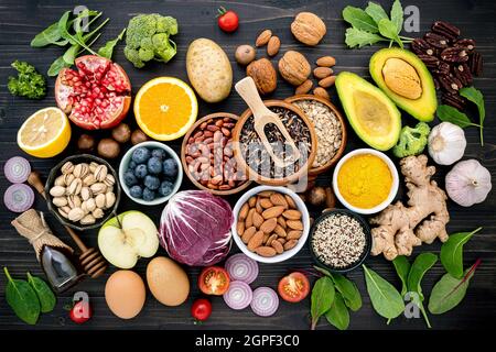 Ingredienti per gli alimenti salutari selezione. Il concetto di cibo sano e impostare su sfondo di legno. Foto Stock