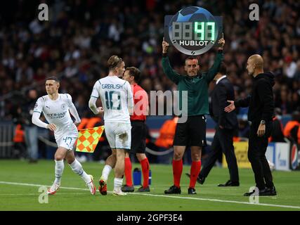 Parigi, Francia, 28 settembre 2021. Jack Grealish di Manchester City viene sostituito con Phil Foden di Manchester City durante la partita della UEFA Champions League al le Parc des Princes di Parigi. Il credito d'immagine dovrebbe essere: David Klein / Sportimage Foto Stock