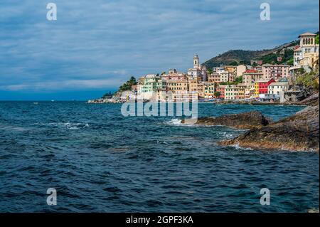 Vista sull'antico borgo di Bogliasco, sulla Riviera italiana Foto Stock