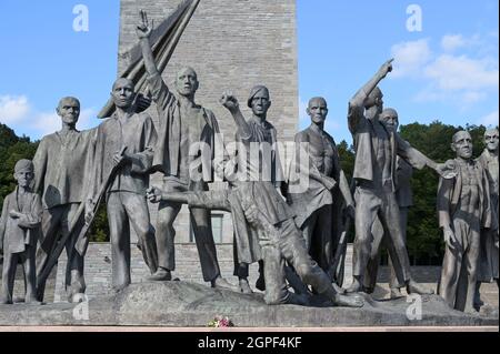 GERMANIA, Weimar, campo di concentramento nazista Buchenwald 1937-1945, sito commemorativo con campanile e scultura con prigioniero dello scultore Fritz Cremer inaugurato 1958 durante la GDR Time / DEUTSCHLAND, Weimar, Konzentrationslager KZ Buchenwald, eines di guerra der größten Konzentrationslager auf deutschem Boden. Es wurde zwischen Juli 1937 und April 1945 auf dem Ettersberg bei Weimar von der SS betrieben, Gedenkstätte eingeweiht 1958 in der DDR Zeit mit Glockenturm und einer skulptur mit Häftlingen von Bildhauer Fritz Cremer Foto Stock