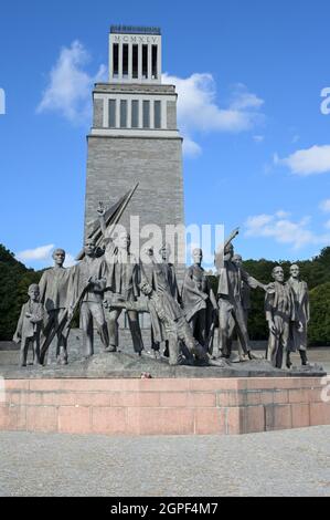 GERMANIA, Weimar, campo di concentramento nazista Buchenwald 1937-1945, sito commemorativo con campanile e scultura con prigioniero dello scultore Fritz Cremer inaugurato 1958 durante la GDR Time / DEUTSCHLAND, Weimar, Konzentrationslager KZ Buchenwald, eines di guerra der größten Konzentrationslager auf deutschem Boden. Es wurde zwischen Juli 1937 und April 1945 auf dem Ettersberg bei Weimar von der SS betrieben, Gedenkstätte eingeweiht 1958 in der DDR Zeit mit Glockenturm und einer skulptur mit Häftlingen von Bildhauer Fritz Cremer Foto Stock