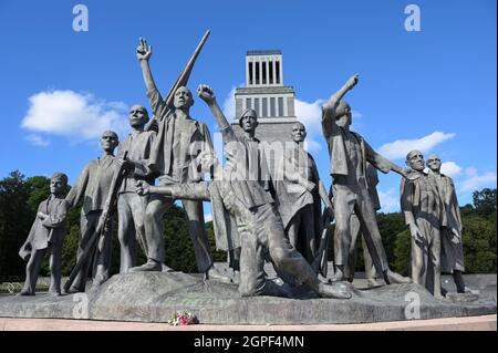 GERMANIA, Weimar, campo di concentramento nazista Buchenwald 1937-1945, sito commemorativo con campanile e scultura con prigioniero dello scultore Fritz Cremer inaugurato 1958 durante la GDR Time / DEUTSCHLAND, Weimar, Konzentrationslager KZ Buchenwald, eines di guerra der größten Konzentrationslager auf deutschem Boden. Es wurde zwischen Juli 1937 und April 1945 auf dem Ettersberg bei Weimar von der SS betrieben, Gedenkstätte eingeweiht 1958 in der DDR Zeit mit Glockenturm und einer skulptur mit Häftlingen von Bildhauer Fritz Cremer Foto Stock