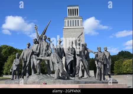 GERMANIA, Weimar, campo di concentramento nazista Buchenwald 1937-1945, sito commemorativo con campanile e scultura con prigioniero dello scultore Fritz Cremer inaugurato 1958 durante la GDR Time / DEUTSCHLAND, Weimar, Konzentrationslager KZ Buchenwald, eines di guerra der größten Konzentrationslager auf deutschem Boden. Es wurde zwischen Juli 1937 und April 1945 auf dem Ettersberg bei Weimar von der SS betrieben, Gedenkstätte eingeweiht 1958 in der DDR Zeit mit Glockenturm und einer skulptur mit Häftlingen von Bildhauer Fritz Cremer Foto Stock