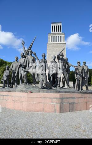 GERMANIA, Weimar, campo di concentramento nazista Buchenwald 1937-1945, sito commemorativo con campanile e scultura con prigioniero dello scultore Fritz Cremer inaugurato 1958 durante la GDR Time / DEUTSCHLAND, Weimar, Konzentrationslager KZ Buchenwald, eines di guerra der größten Konzentrationslager auf deutschem Boden. Es wurde zwischen Juli 1937 und April 1945 auf dem Ettersberg bei Weimar von der SS betrieben, Gedenkstätte eingeweiht 1958 in der DDR Zeit mit Glockenturm und einer skulptur mit Häftlingen von Bildhauer Fritz Cremer Foto Stock