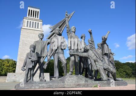 GERMANIA, Weimar, campo di concentramento nazista Buchenwald 1937-1945, sito commemorativo con campanile e scultura con prigioniero dello scultore Fritz Cremer inaugurato 1958 durante la GDR Time / DEUTSCHLAND, Weimar, Konzentrationslager KZ Buchenwald, eines di guerra der größten Konzentrationslager auf deutschem Boden. Es wurde zwischen Juli 1937 und April 1945 auf dem Ettersberg bei Weimar von der SS betrieben, Gedenkstätte eingeweiht 1958 in der DDR Zeit mit Glockenturm und einer skulptur mit Häftlingen von Bildhauer Fritz Cremer Foto Stock