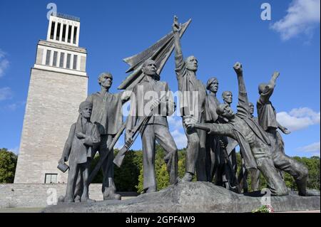 GERMANIA, Weimar, campo di concentramento nazista Buchenwald 1937-1945, sito commemorativo con campanile e scultura con prigioniero dello scultore Fritz Cremer inaugurato 1958 durante la GDR Time / DEUTSCHLAND, Weimar, Konzentrationslager KZ Buchenwald, eines di guerra der größten Konzentrationslager auf deutschem Boden. Es wurde zwischen Juli 1937 und April 1945 auf dem Ettersberg bei Weimar von der SS betrieben, Gedenkstätte eingeweiht 1958 in der DDR Zeit mit Glockenturm und einer skulptur mit Häftlingen von Bildhauer Fritz Cremer Foto Stock