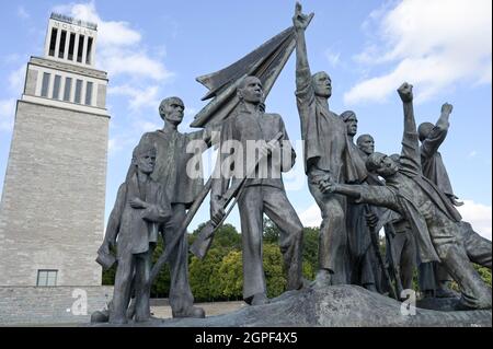 GERMANIA, Weimar, campo di concentramento nazista Buchenwald 1937-1945, sito commemorativo con campanile e scultura con prigioniero dello scultore Fritz Cremer inaugurato 1958 durante la GDR Time / DEUTSCHLAND, Weimar, Konzentrationslager KZ Buchenwald, eines di guerra der größten Konzentrationslager auf deutschem Boden. Es wurde zwischen Juli 1937 und April 1945 auf dem Ettersberg bei Weimar von der SS betrieben, Gedenkstätte eingeweiht 1958 in der DDR Zeit mit Glockenturm und einer skulptur mit Häftlingen von Bildhauer Fritz Cremer Foto Stock