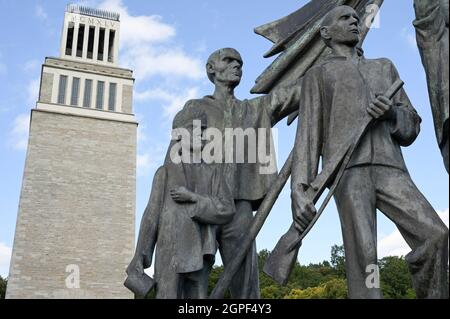 GERMANIA, Weimar, campo di concentramento nazista Buchenwald 1937-1945, sito commemorativo con campanile e scultura con prigioniero dello scultore Fritz Cremer inaugurato 1958 durante la GDR Time / DEUTSCHLAND, Weimar, Konzentrationslager KZ Buchenwald, eines di guerra der größten Konzentrationslager auf deutschem Boden. Es wurde zwischen Juli 1937 und April 1945 auf dem Ettersberg bei Weimar von der SS betrieben, Gedenkstätte eingeweiht 1958 in der DDR Zeit mit Glockenturm und einer skulptur mit Häftlingen von Bildhauer Fritz Cremer Foto Stock