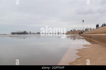 La marea intralcia nel coprire i gradini sulle difese marine di Blackpool nel settembre 2021. Foto Stock
