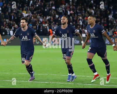 Parigi, Francia, 28 settembre 2021. Lionel messi di Parigi St Germain con Neymar di Parigi St Germain e Kylian Mbappe di Parigi St Germain durante la partita della UEFA Champions League al Parc des Princes di Parigi. Il credito d'immagine dovrebbe essere: David Klein / Sportimage Foto Stock