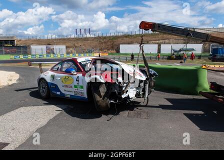 Vallelunga, italia 19 settembre 2021 Aci Racing week-end. La vettura da corsa è stata distrutta dopo un grande incidente durante la competizione Foto Stock