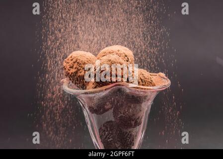 Il tartufo di cioccolato è un dolce con un aspetto e. gusto simile al bonbon Foto Stock