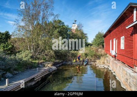 Imballare il kayak all'isola faro di Kylmäpihlaja, Rauma, Finlandia Foto Stock