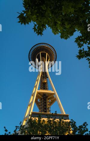 Seattle, WA, Stati Uniti - 5 luglio 2021: Vista dell'iconico Seattle Space Needle isolato all'ora d'oro contro il cielo azzurro. Foto Stock