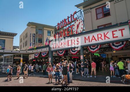 Seattle, WA, Stati Uniti - 3 luglio 2021: Il mercato agricolo pubblico di Seattle è occupato in una giornata estiva durante la pandemia covida. Alcune persone indossano maschere. Foto Stock