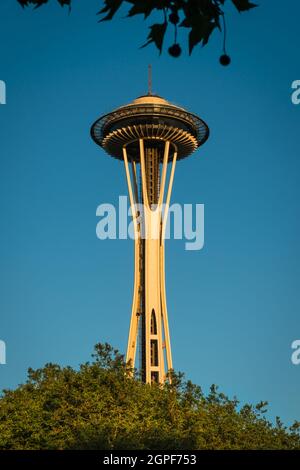 Seattle, WA, Stati Uniti - 5 luglio 2021: Vista dell'iconico Seattle Space Needle isolato all'ora d'oro contro il cielo azzurro. Foto Stock