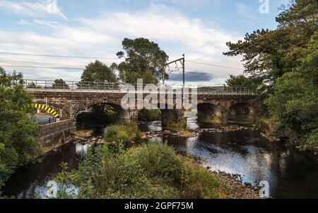 Ponte ferroviario Six Arches visto prima del tramonto nel settembre 2021 che attraversa il fiume Wyre a Scorton, Lancashire. Foto Stock