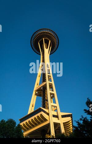 Seattle, WA, Stati Uniti - 5 luglio 2021: Vista dell'iconico Seattle Space Needle isolato all'ora d'oro contro il cielo azzurro. Foto Stock