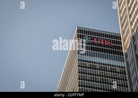 New York, NY, USA - 25 agosto 2021: UBS, banca d'investimento multinazionale svizzera e società di servizi finanziari con una filiale nel centro di Manhattan. Foto Stock