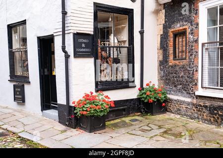 Norwich, Norfolk, Regno Unito – Settembre 11 2021. Negozio di antiquariato a Elm Hill, una strada medievale della città. Foto Stock