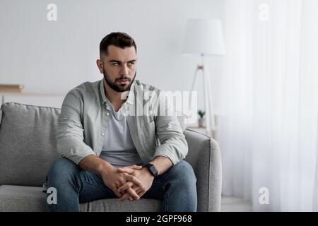 Sensazione di ansia, dolore e dolore sgradevole, depressione sofferente, emozioni umane, espressione facciale Foto Stock