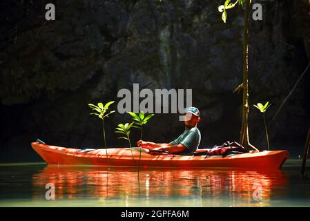 THAILANDIA, PARCO NAZIONALE DI AO PHANG NGA, GITA IN KAYAK NEL MARE DELLE ANDAMANE, MR Foto Stock