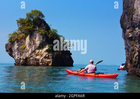 THAILANDIA, PARCO NAZIONALE DI AO PHANG NGA, GITA IN KAYAK NEL MARE DELLE ANDAMANE, MR Foto Stock