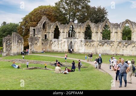 St Marys Abbey York Regno Unito, un'abbazia benedettina in rovina del 11 ° secolo e giardini, centro di York, Yorkshire Regno Unito Foto Stock
