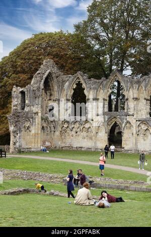 St Marys Abbey York Regno Unito, un'abbazia benedettina in rovina del 11 ° secolo e giardini, centro di York, Yorkshire Regno Unito Foto Stock
