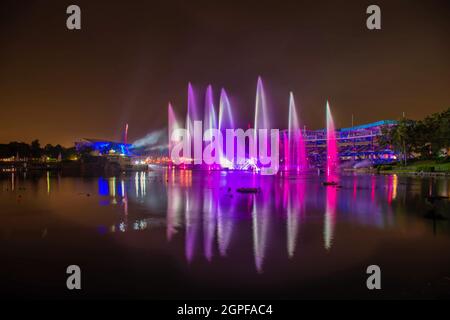 Orlando, Florida. Settembre 03, 2021. Getti d'acqua danzanti nell'Oceano elettrico al Seaworld (2) Foto Stock