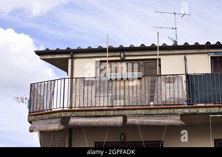 Il balcone di una casa coperta di paglia e tende in legno (Umbria, Italia, Europa) Foto Stock