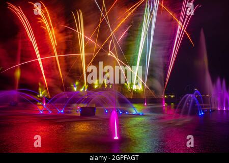 Orlando, Florida. Settembre 03, 2021. Spettacolari fuochi d'artificio sull'oceano elettrico al Seaworld (1) Foto Stock