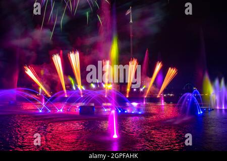 Orlando, Florida. Settembre 03, 2021. Spettacolari fuochi d'artificio sull'oceano elettrico al Seaworld (3) Foto Stock