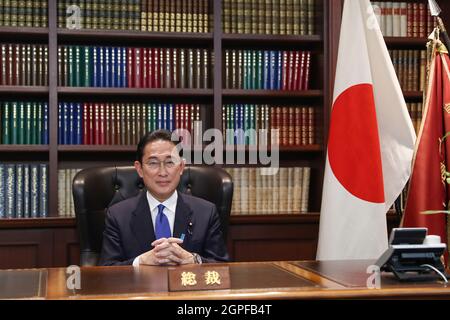 Tokyo. 29 settembre 2021. Fumio Kishida si pone per una foto presso la sede del Partito Liberal Democratic Party (LDP) dopo la sua elezione a Presidente del Partito a Tokyo, Giappone, il 29 settembre 2021. Fumio Kishida ha vinto l'elezione presidenziale del Partito Liberal-democratico (LDP) al governo giapponese mercoledì per succedere al primo Ministro Yoshihide Suga, chiedendo l'unità del LDP. Kishida, che è stato l'ex ministro degli Esteri del paese dal 2012 al 2017, ha ottenuto 257 voti in un runoff per vincere il suo concorrente ministro delle vaccinazioni Taro Kono che ha ricevuto 170 voti. Credit: Dutzyuyuyuyuyuyuyuyuyuyuyuyuyuyuyu Foto Stock