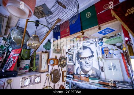 Dabel, Germania. 29 settembre 2021. Foto del capo del governo della GDR Honecker appendere su un muro nel Museo della GDR. Il museo esiste nella cittadina da sei anni. A partire dal 31.10.2021, il museo sarà chiuso nella sua sede attuale e sarà in attesa di un passaggio a nuove sale espositive. Il museo ospita attualmente un totale di più di 10,000 oggetti individuali della vita quotidiana nella RDT. Credit: Jens Büttner/dpa-Zentralbild/dpa/Alamy Live News Foto Stock