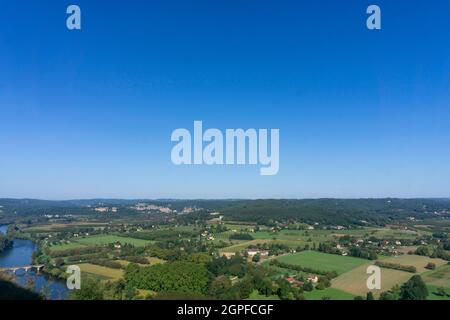 Alto angolo di vista della valle Vezere dal villaggio di Domme in Dordogna, Francia Foto Stock