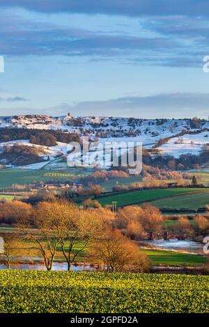 Una vista pomeridiana della collina di Bredon e del ponte di Eckington, Worcestershire, Inghilterra Foto Stock