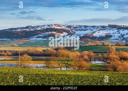 Una vista pomeridiana della collina di Bredon e del ponte di Eckington, Worcestershire, Inghilterra Foto Stock