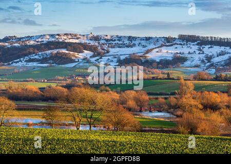 Una vista pomeridiana della collina di Bredon e del ponte di Eckington, Worcestershire, Inghilterra Foto Stock