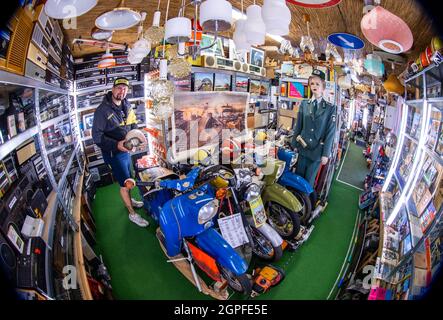 Dabel, Germania. 29 settembre 2021. Marcus Schmied, collezionista e operatore museale, mostra un casco per motociclette nel museo DDR. Il museo esiste nella cittadina da sei anni. A partire dal 31.10.2021, il museo sarà chiuso nella sua sede attuale e sarà in attesa di un passaggio a nuove sale espositive. Il museo ospita attualmente un totale di più di 10,000 oggetti individuali della vita quotidiana nella RDT. Credit: Jens Büttner/dpa-Zentralbild/dpa/Alamy Live News Foto Stock