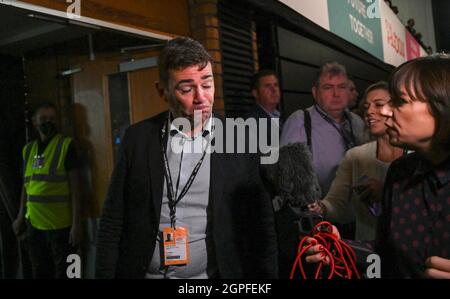 Brighton UK 29 Settembre 2021 - Andy Burnham dopo aver ascoltato il discorso di Sir Keir Starmer alla Conferenza del Partito del lavoro oggi al Centro di Brighton : Credit Simon Dack / Alamy Live News Foto Stock