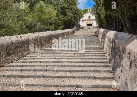 Pittoresche scale in pietra a Pollensa, calvario. Villaggio tradizionale di Maiorca. Spagna Foto Stock