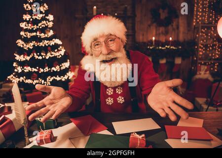 Foto ritratto allegro sorridente santa indossare occhiali headwear maglione ridendo mani gesturing Foto Stock