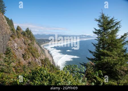 Ocean Coast Line con Mountainside vicino a Seaside Oregon Foto Stock