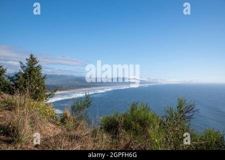 Ocean Coast Line con Mountainside vicino a Seaside Oregon Foto Stock