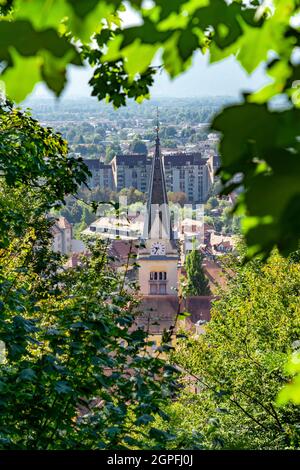 Vista dal parco del castello di Ljubljanas con alberi che abbraccia la Chiesa di San Giacomo. Foto Stock