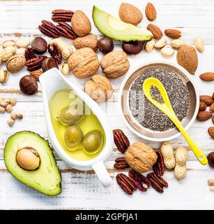 Selezione di fonti alimentari di omega 3 e di acidi grassi insaturi. Super alimenti ricchi di vitamina E e fibre dietetiche per il cibo sano su sfondo di legno. Foto Stock