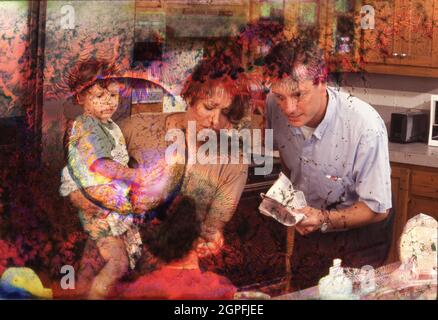 Austin, Texas USA, 1996: Coppia sposata che si discente davanti ai loro due figli. SIG. ET-267, 268 ©Bob Daemmrich Foto Stock